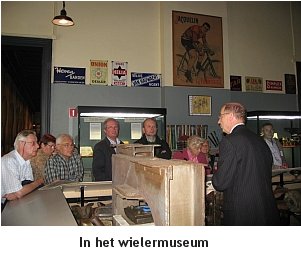 mensen in het wielermuseum