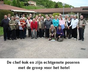 groepsfoto voor het hotel