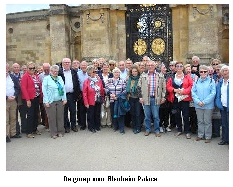 groep poseert voor paleis