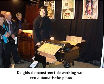 man met automatisch piano